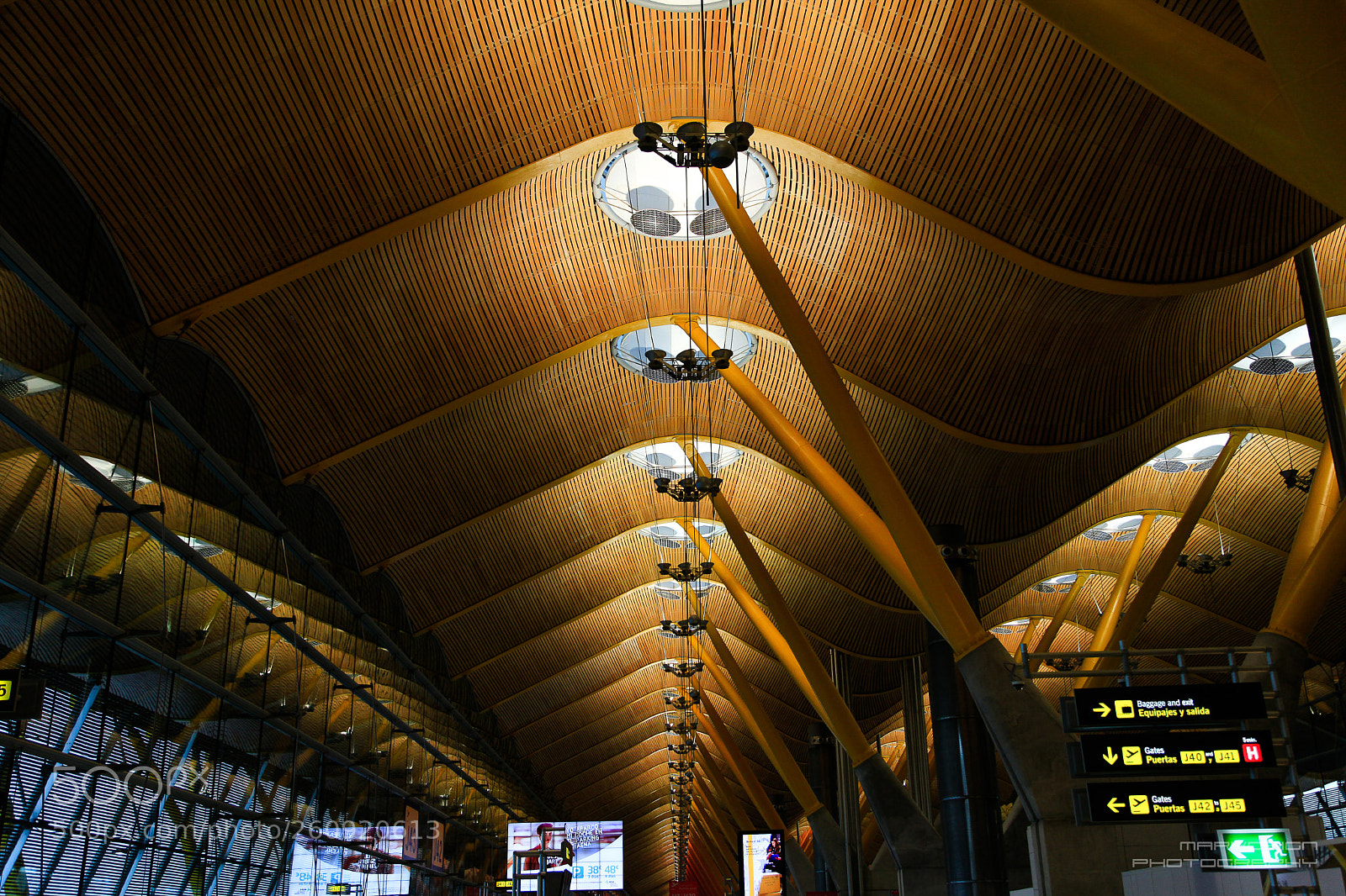 Canon EOS 5D Mark II sample photo. Madrid airport photography