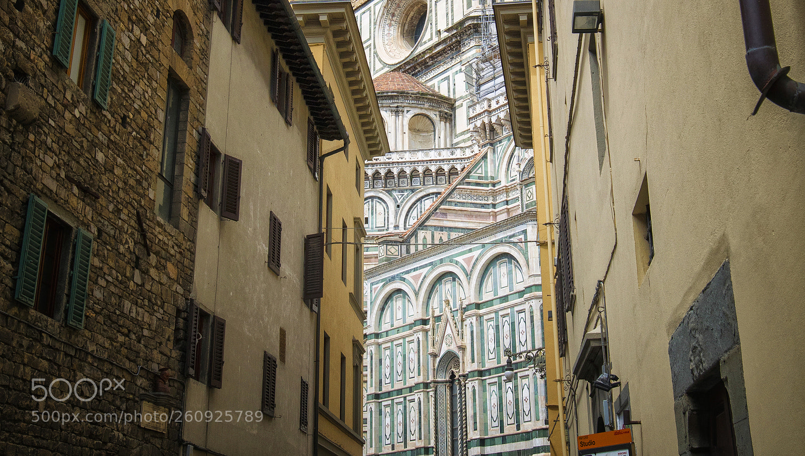Canon EOS 5D Mark IV sample photo. Strada verso la piazza photography