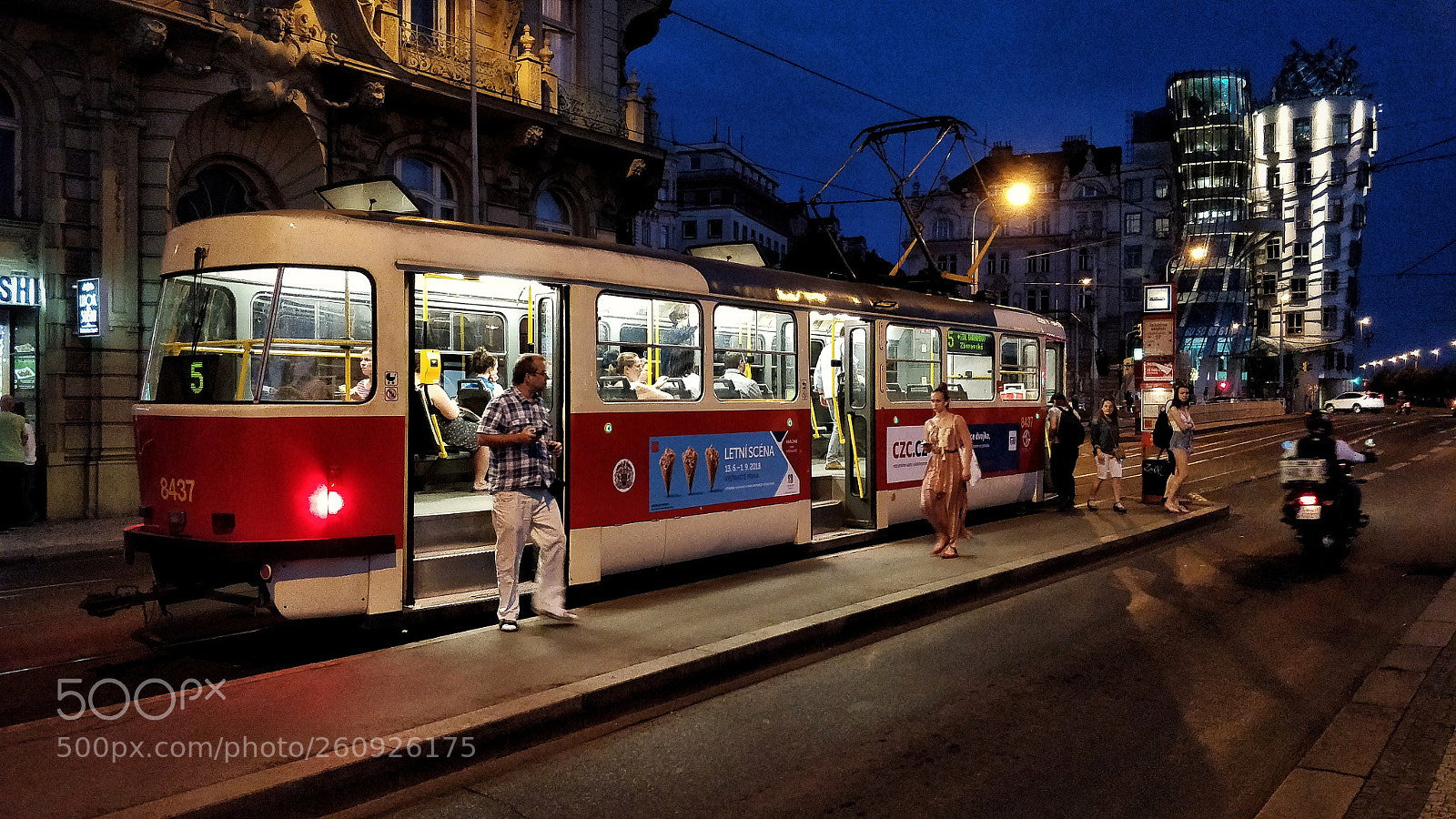 OnePlus 5 sample photo. Don't loose your tram. photography