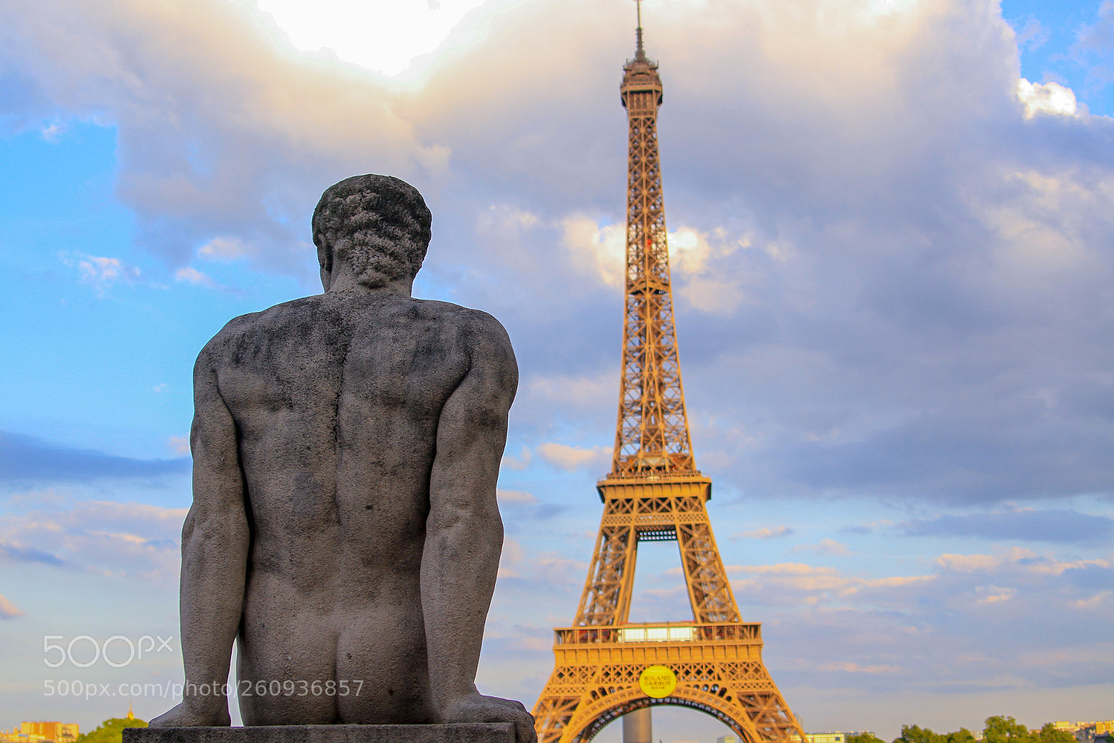 Canon EOS 7D sample photo. A statue admiring eiffel photography