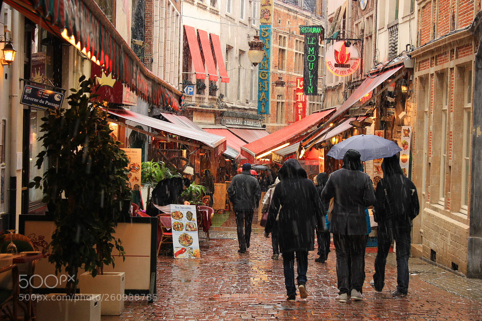 Canon EOS 600D (Rebel EOS T3i / EOS Kiss X5) sample photo. Walking in the rain photography