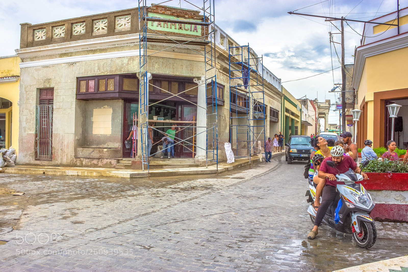 Canon EOS 600D (Rebel EOS T3i / EOS Kiss X5) sample photo. Reconstruction of 'campa' pharmacy photography