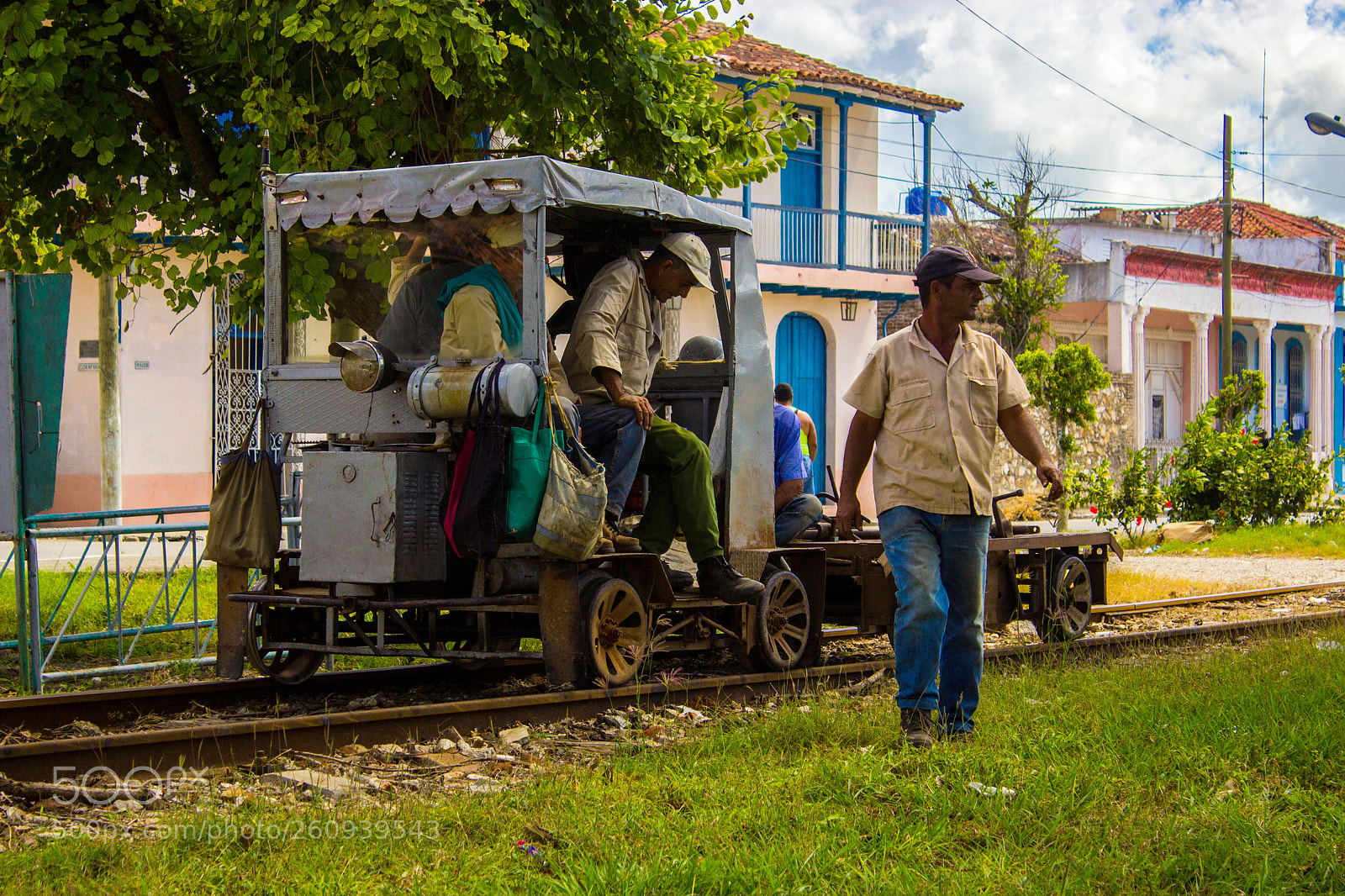 Canon EOS 600D (Rebel EOS T3i / EOS Kiss X5) sample photo. Cuban workers repairing train photography