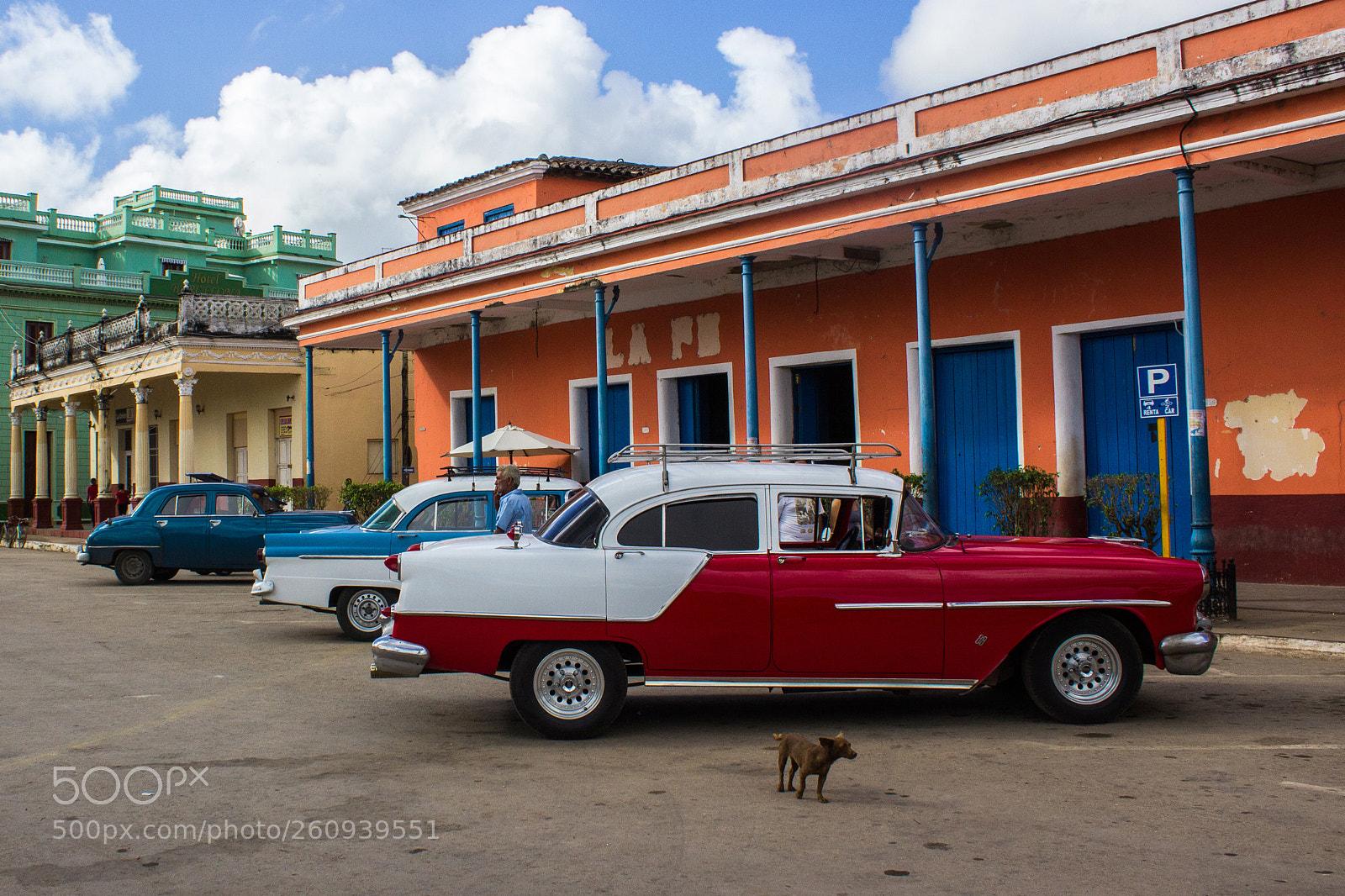 Canon EOS 600D (Rebel EOS T3i / EOS Kiss X5) sample photo. Cuban cars parked in photography