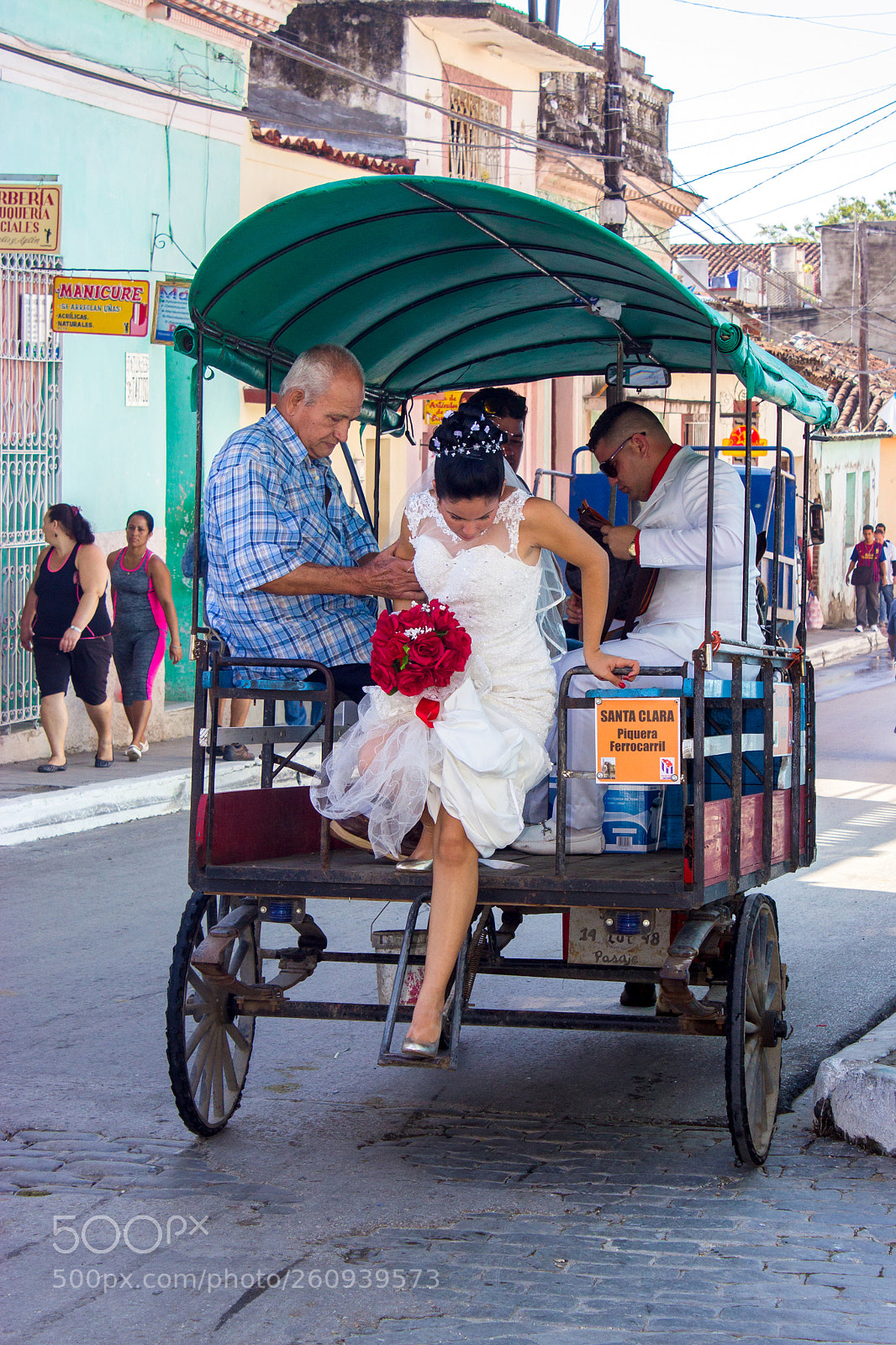 Canon EOS 600D (Rebel EOS T3i / EOS Kiss X5) sample photo. Bride getting off a photography
