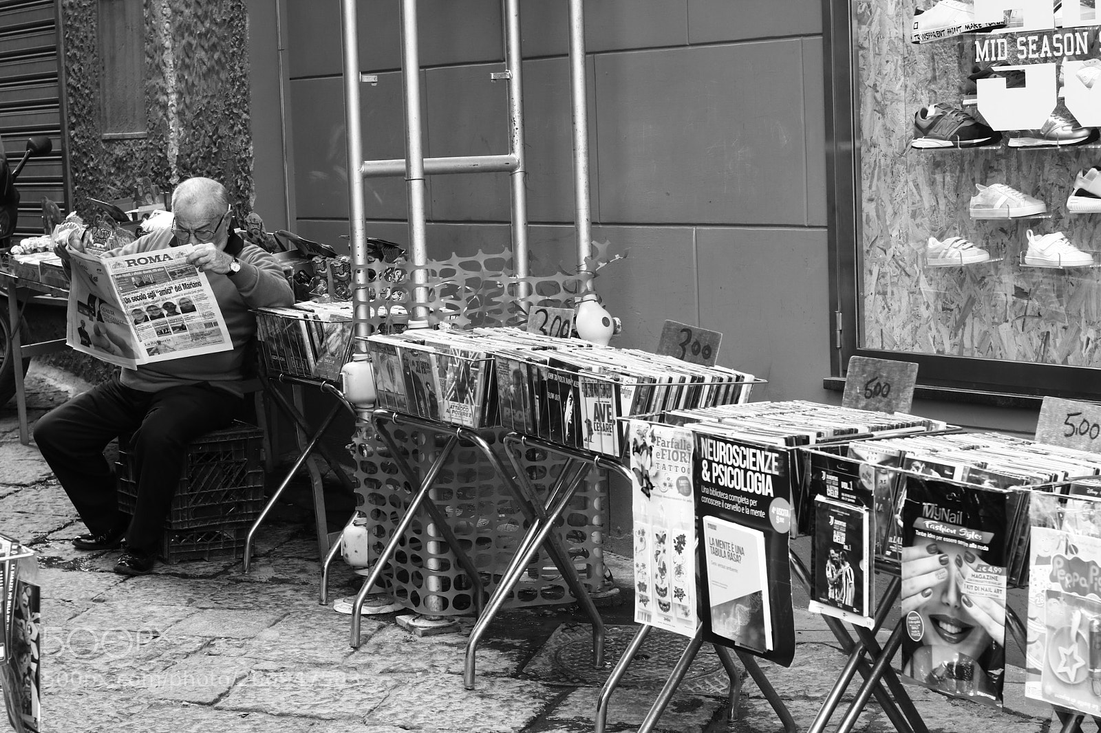 Canon EOS 750D (EOS Rebel T6i / EOS Kiss X8i) sample photo. Newspaper in napoli (italy) photography