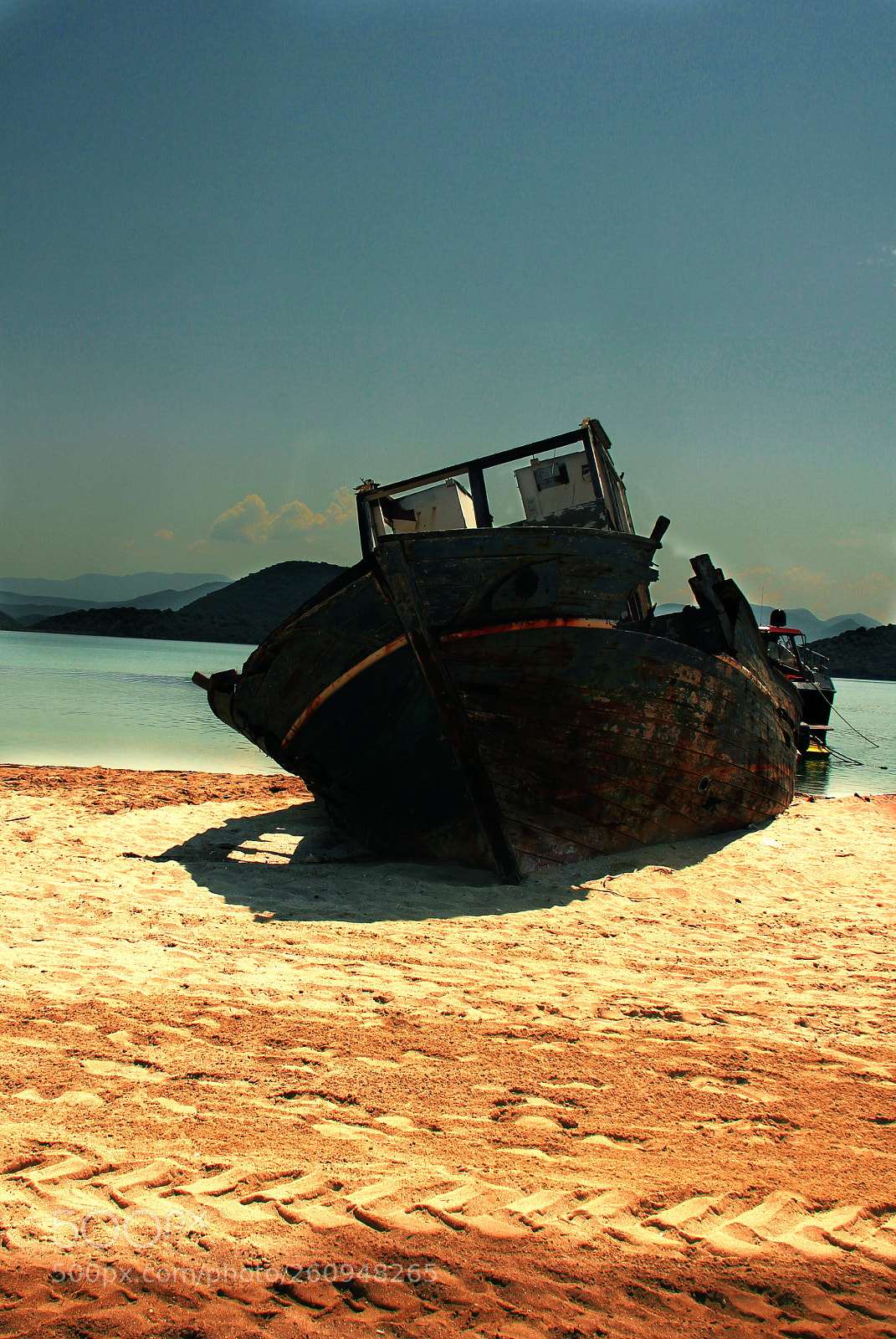 Canon EOS 550D (EOS Rebel T2i / EOS Kiss X4) sample photo. Old boat photography