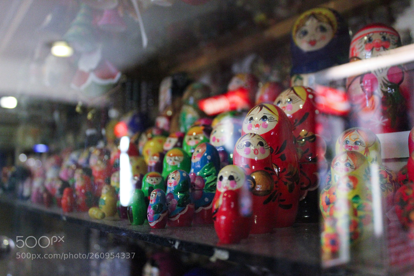 Canon EOS 550D (EOS Rebel T2i / EOS Kiss X4) sample photo. Russian dolls through window photography