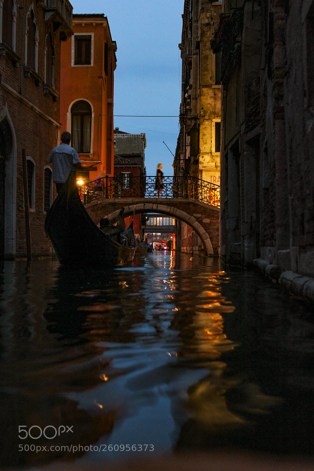 Canon EOS 550D (EOS Rebel T2i / EOS Kiss X4) sample photo. Gondola through the night photography