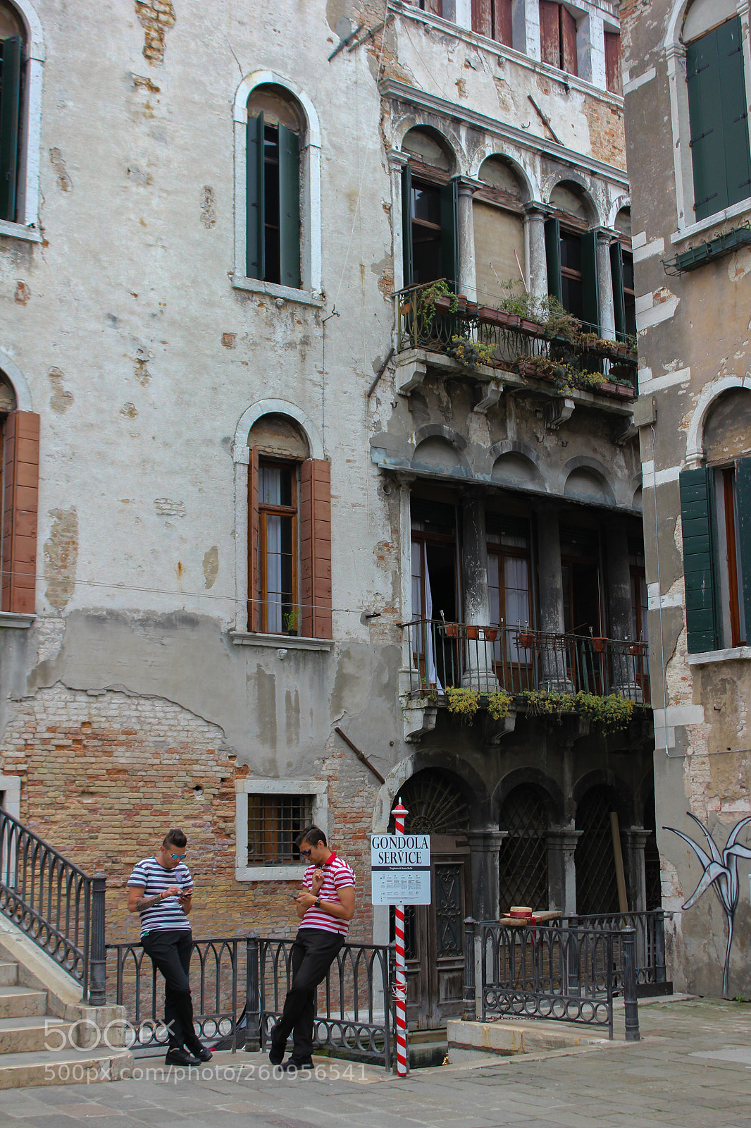 Canon EOS 550D (EOS Rebel T2i / EOS Kiss X4) sample photo. Gondola twins in venezia photography