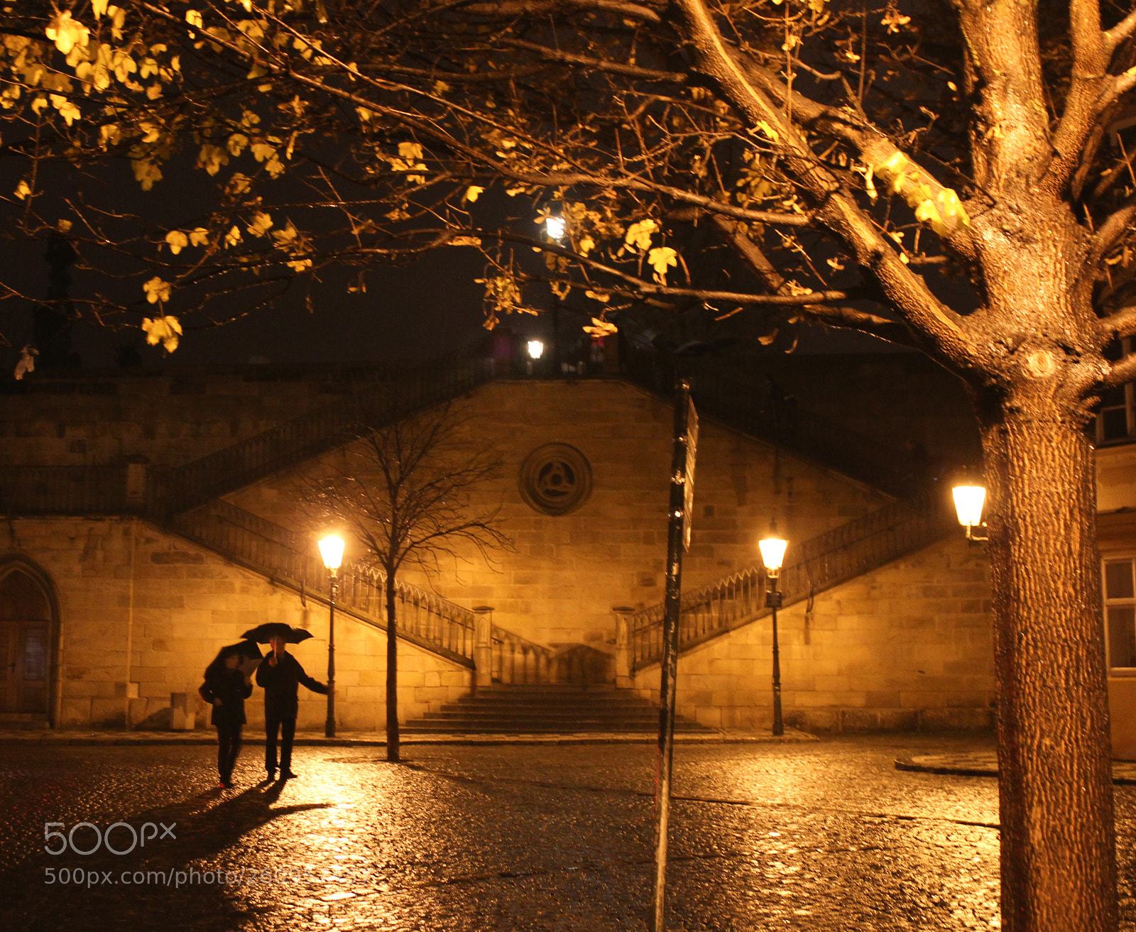 Canon EOS 550D (EOS Rebel T2i / EOS Kiss X4) sample photo. People under umbrella in photography