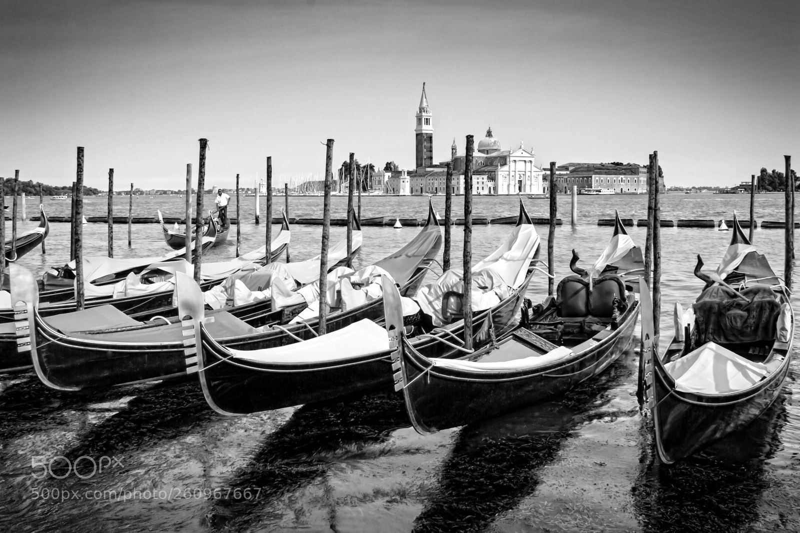 Canon EOS 550D (EOS Rebel T2i / EOS Kiss X4) sample photo. The monochrome gondolas photography