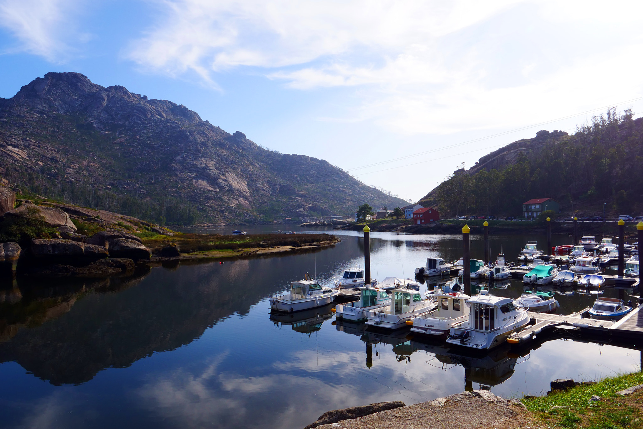 Panasonic Lumix DC-GH5 sample photo. Ézaro's harbor photography