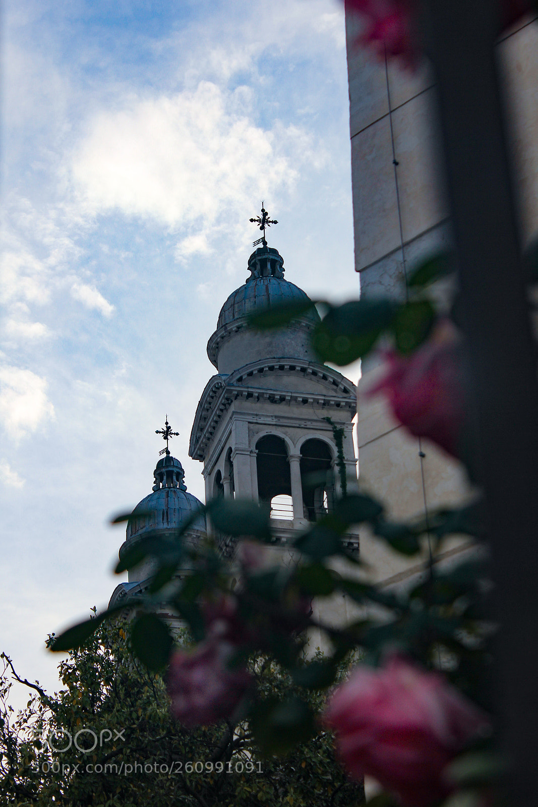 Canon EOS 550D (EOS Rebel T2i / EOS Kiss X4) sample photo. Church and roses photography