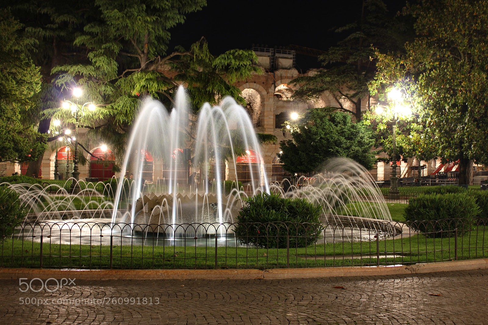Canon EOS 550D (EOS Rebel T2i / EOS Kiss X4) sample photo. Fountain by night in photography