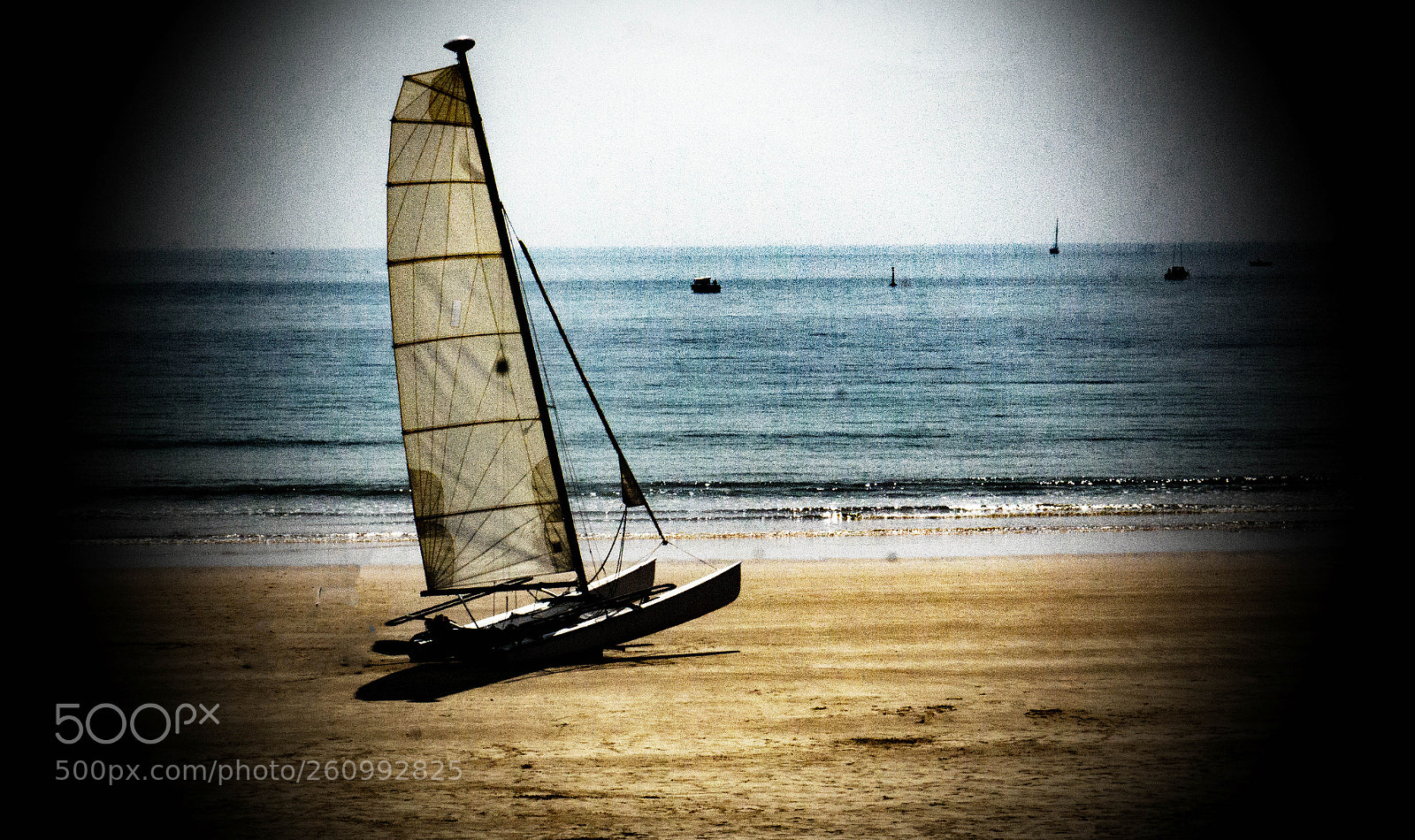 Sony a6000 sample photo. Sables plage voilier vintage photography