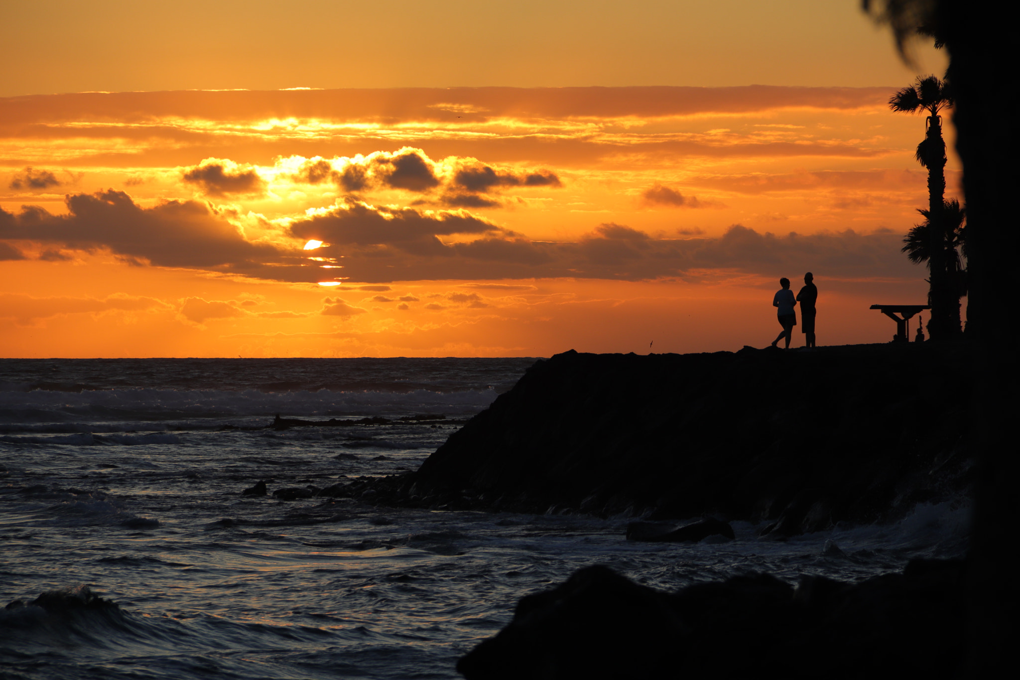 Canon EOS 200D (EOS Rebel SL2 / EOS Kiss X9) sample photo. Sunset with couple photography