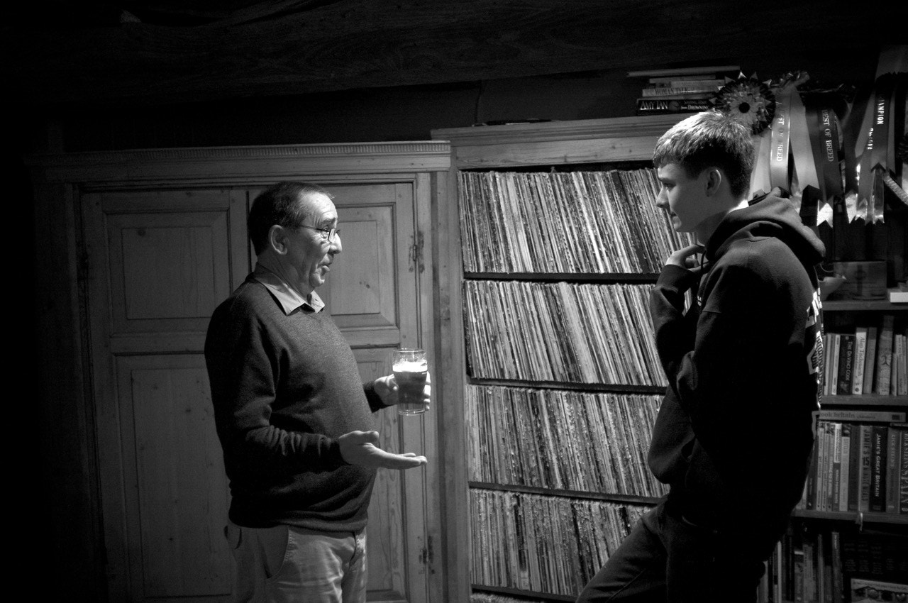Fujifilm FinePix X100 sample photo. Family chatting photography