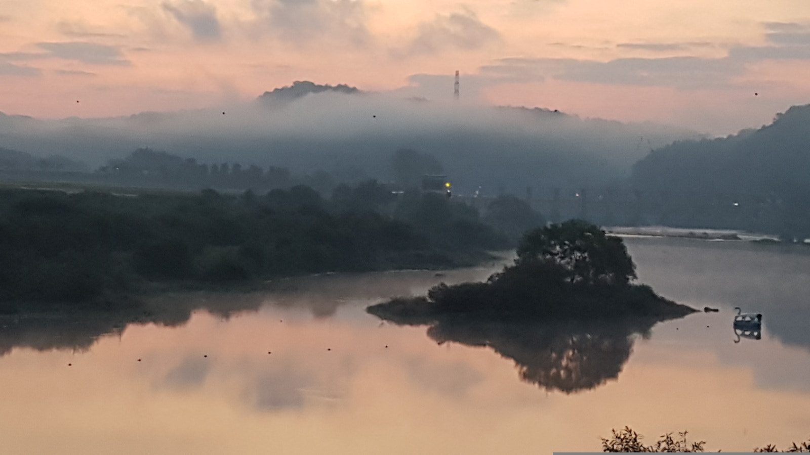 Samsung Galaxy Note Fan Edition sample photo. The dawn of a misty river photography
