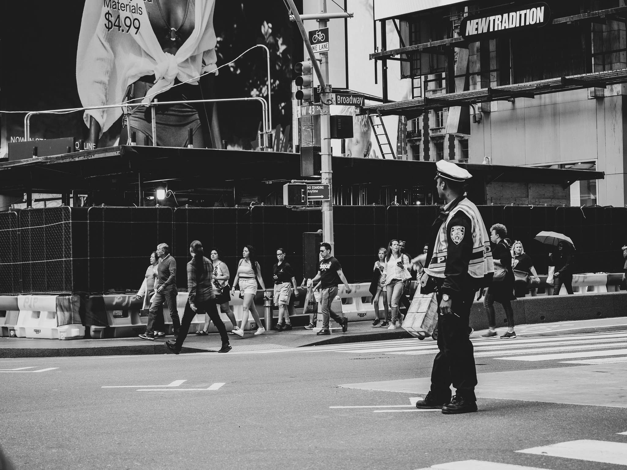 Olympus PEN-F sample photo. Policeman new york photography