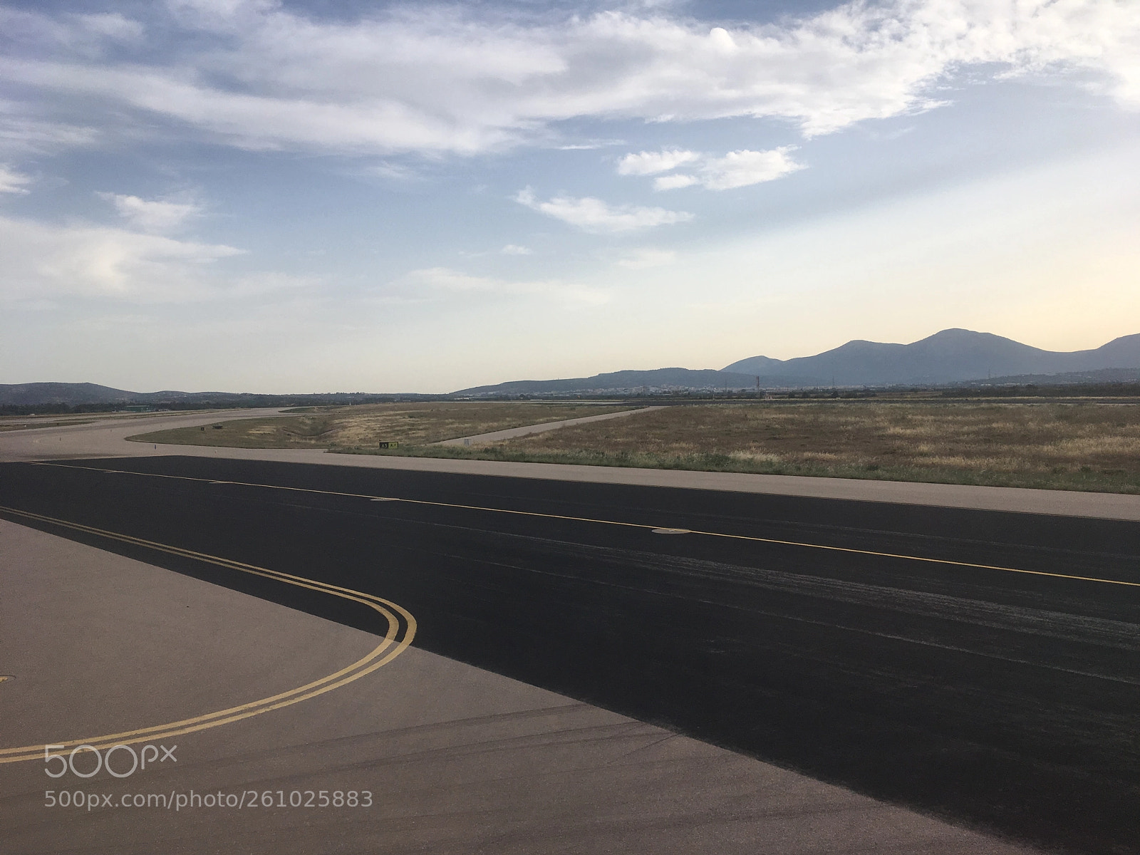 Apple iPhone SE sample photo. The beauty of airports photography