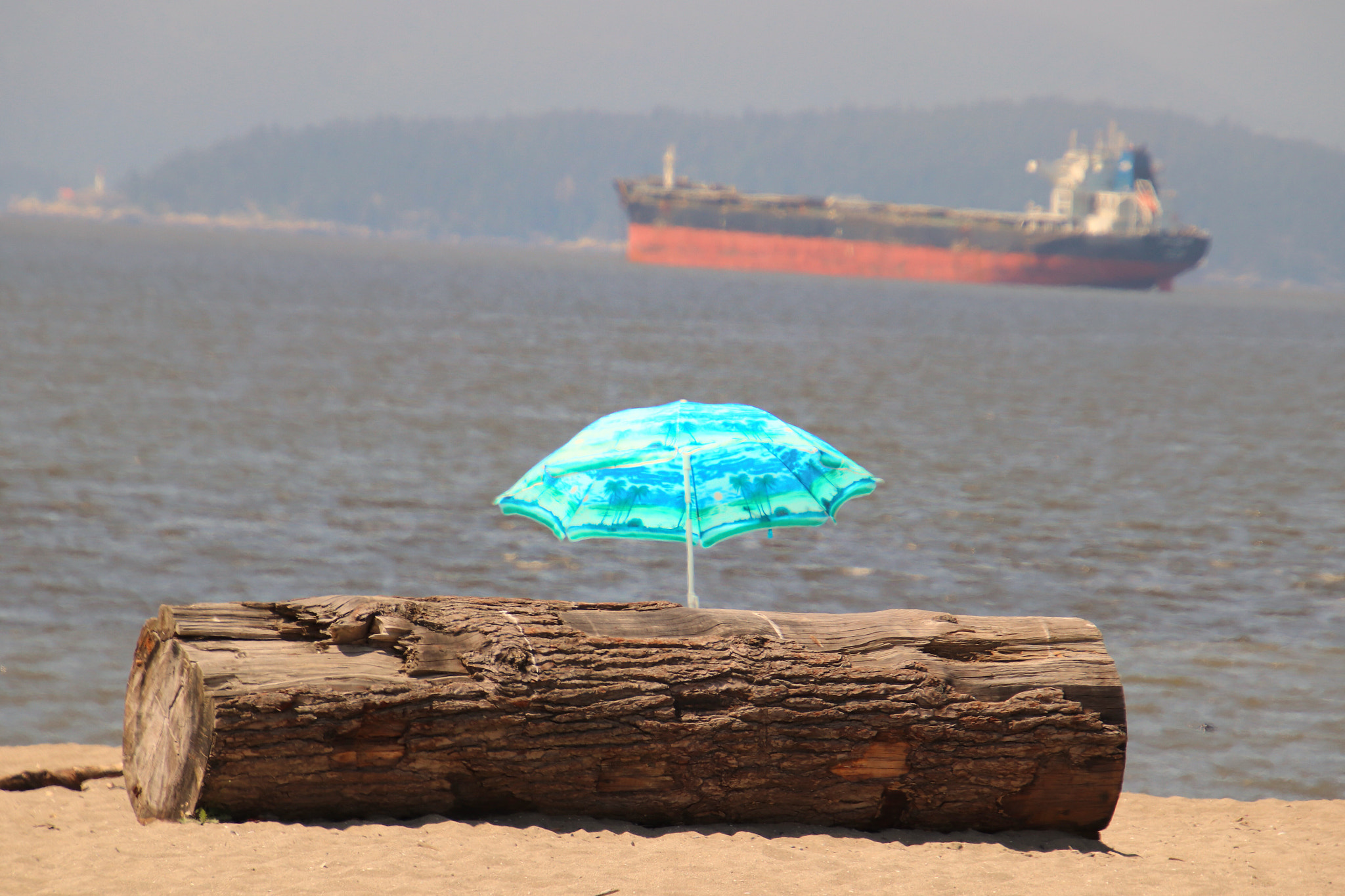 Canon EOS 800D (EOS Rebel T7i / EOS Kiss X9i) sample photo. A lone umbrella on the beach.  photography