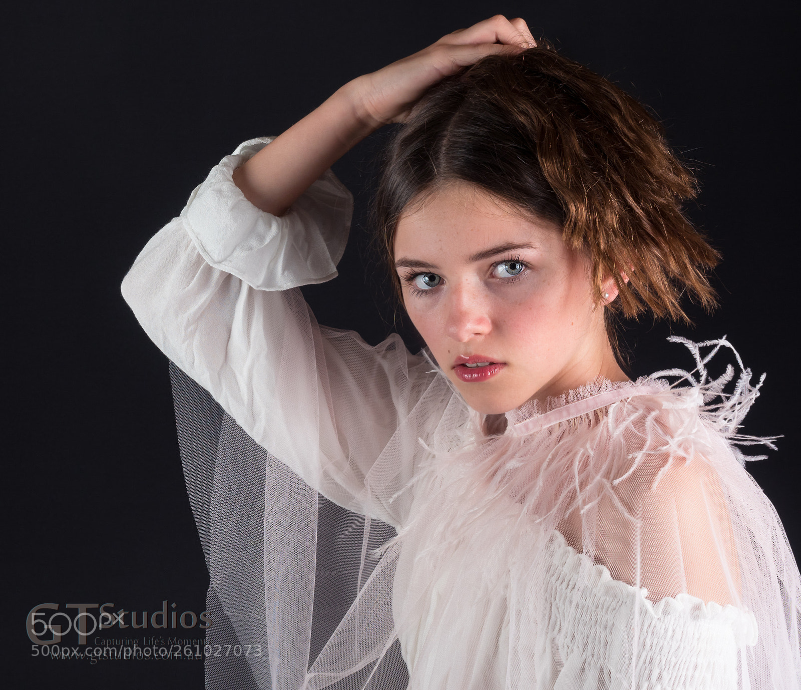 Olympus OM-D E-M5 II sample photo. Cutting hair photography