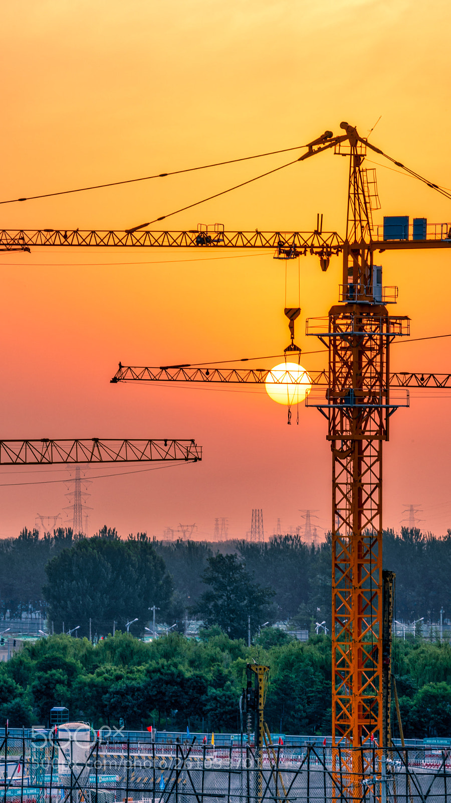 Canon EOS 5D Mark IV sample photo. Sunrise behind tower crane photography