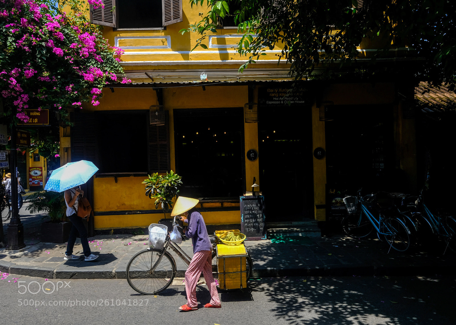 Fujifilm X-T2 sample photo. Crosstown traffic, hoi an photography