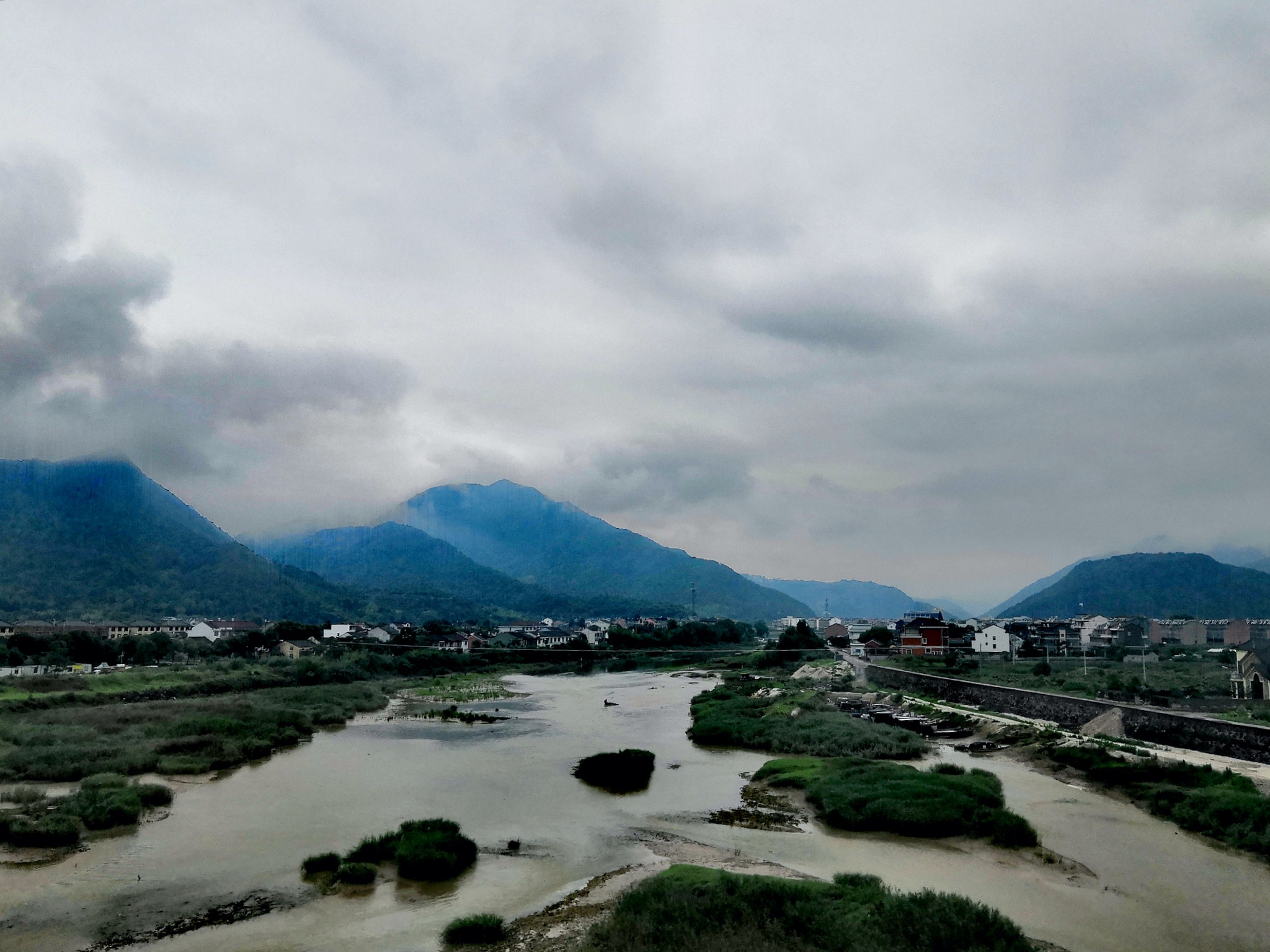 HUAWEI Honor 10 sample photo. Green hills and blue waters -- beautiful country scene photography