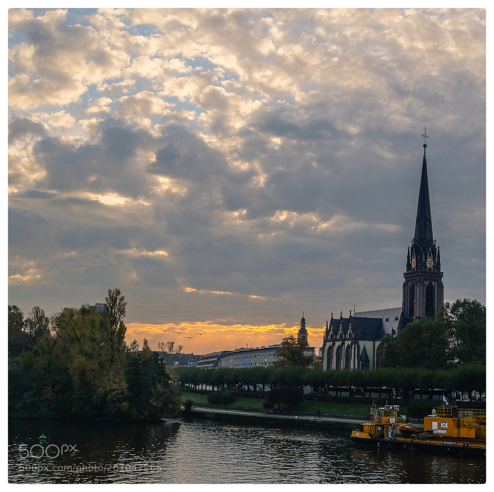 Fujifilm X-T1 sample photo. Frankfurt mooning photography