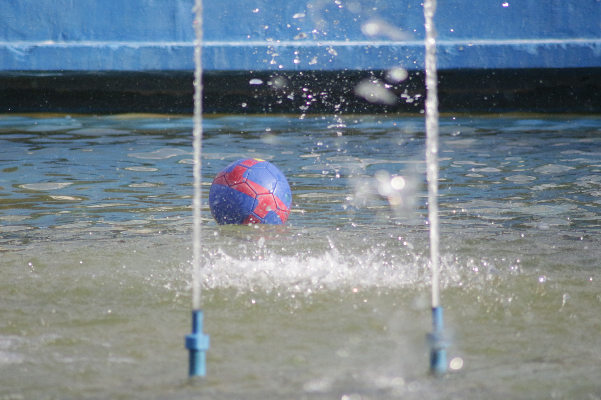 Canon EOS 700D (EOS Rebel T5i / EOS Kiss X7i) + Tamron AF 70-300mm F4-5.6 Di LD Macro sample photo. Waterball photography