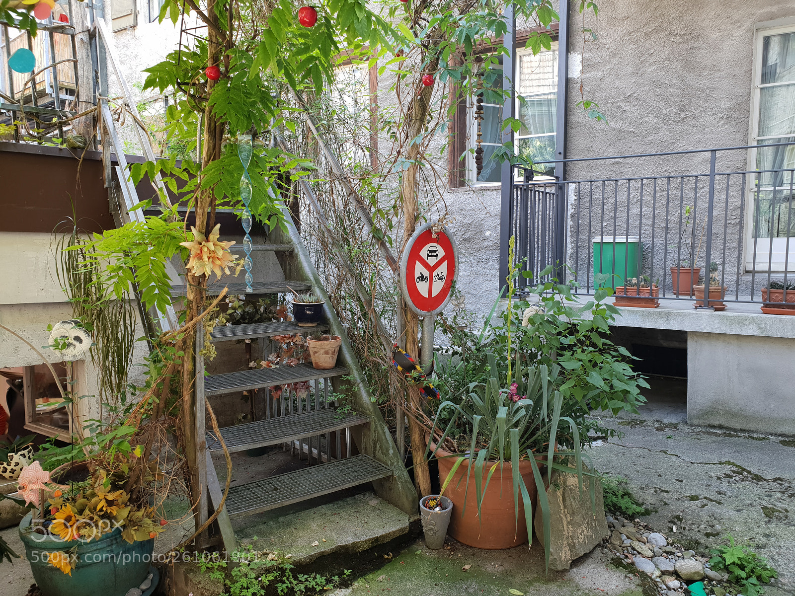 Samsung Galaxy S9+ sample photo. Backyard in bremgarten photography
