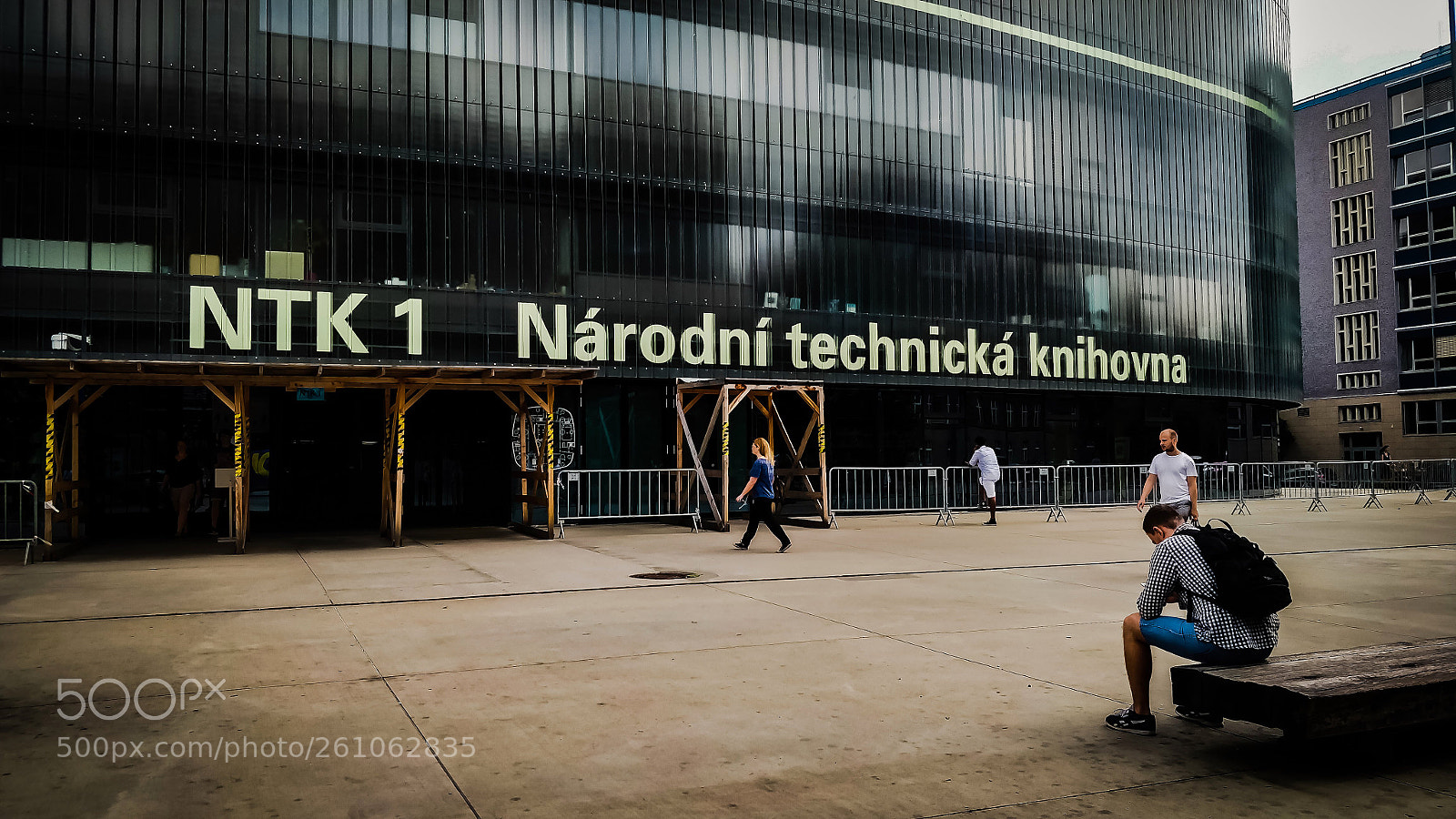 OnePlus 5 sample photo. Waiting to enter. photography