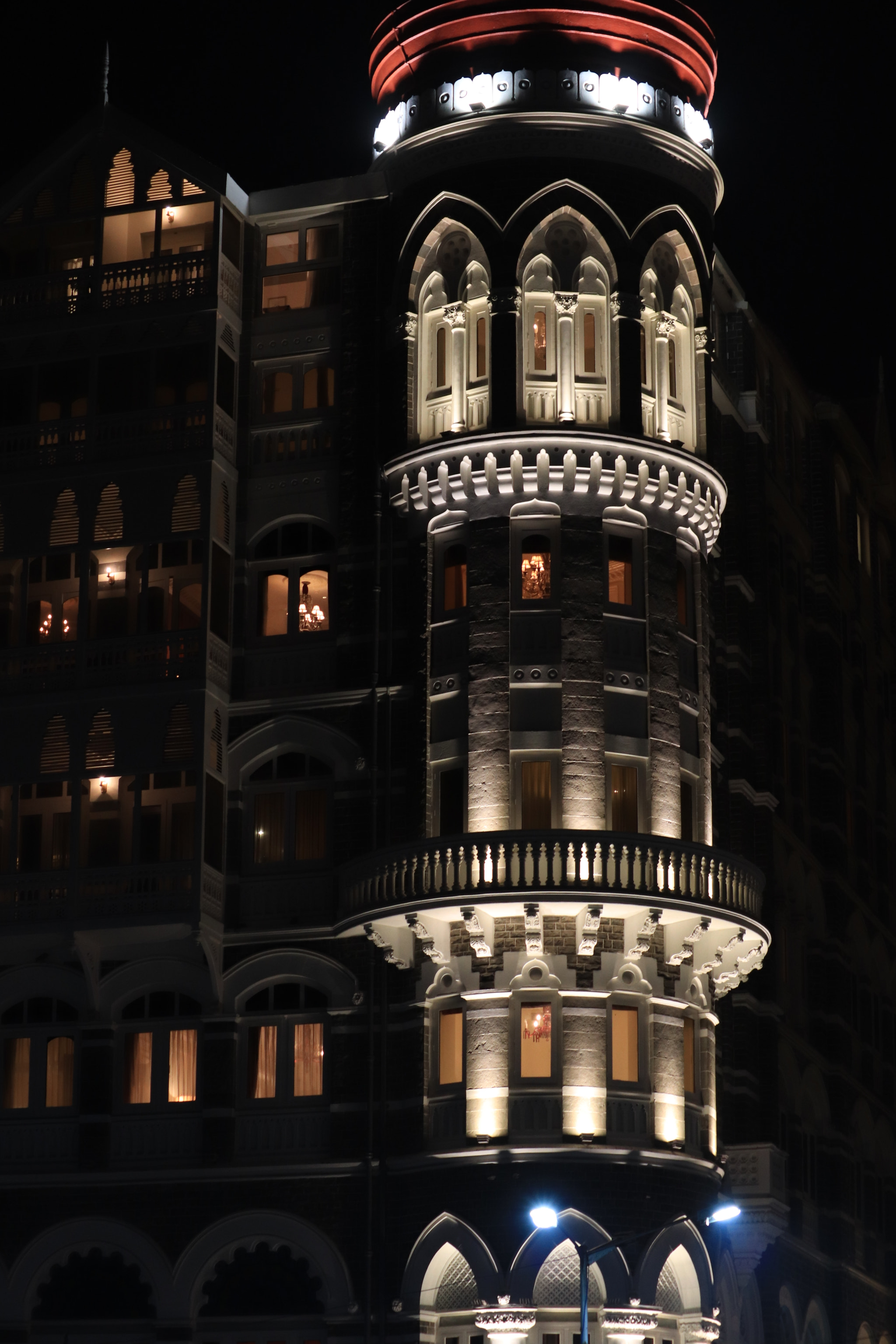 Canon EOS 800D (EOS Rebel T7i / EOS Kiss X9i) sample photo. The tal mahal hotel at night. photography