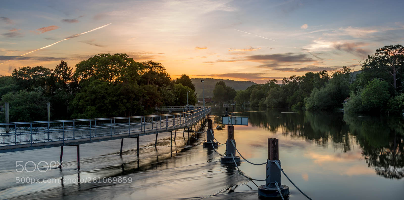 Canon EOS 5D Mark IV sample photo. Hambleden lock bridge across photography