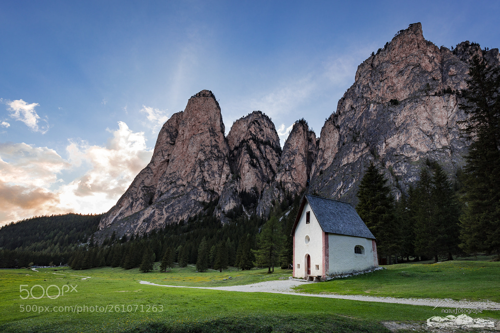 Canon EOS 5D Mark IV sample photo. The little chapel under photography