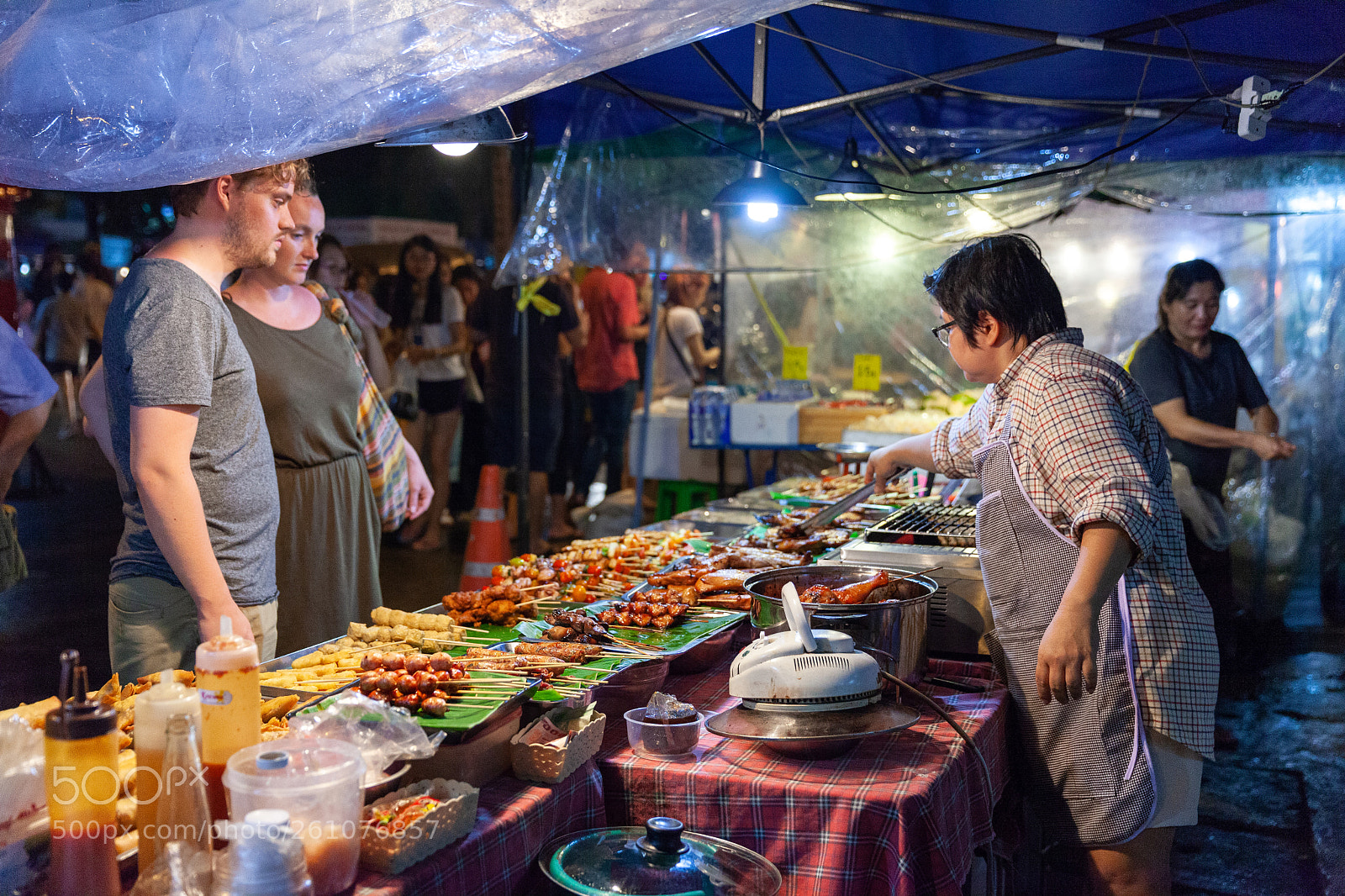 Canon EOS 5D Mark II sample photo. Couple buys traditional thai photography