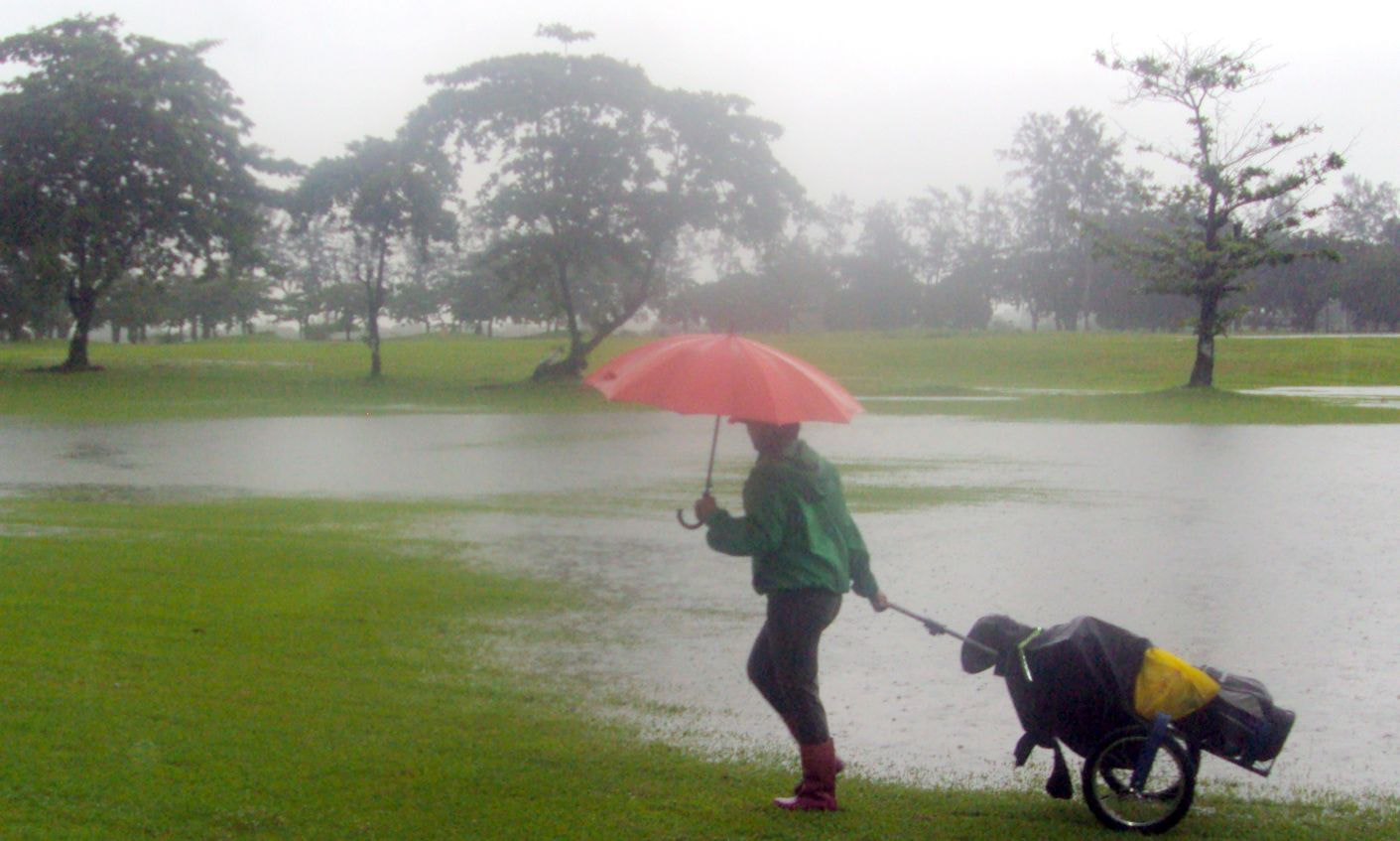 Sony DSC-S950 sample photo. Rainy day golf photography