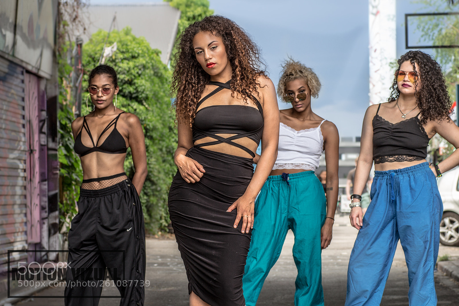 Canon EOS 700D (EOS Rebel T5i / EOS Kiss X7i) sample photo. The girl gang photography
