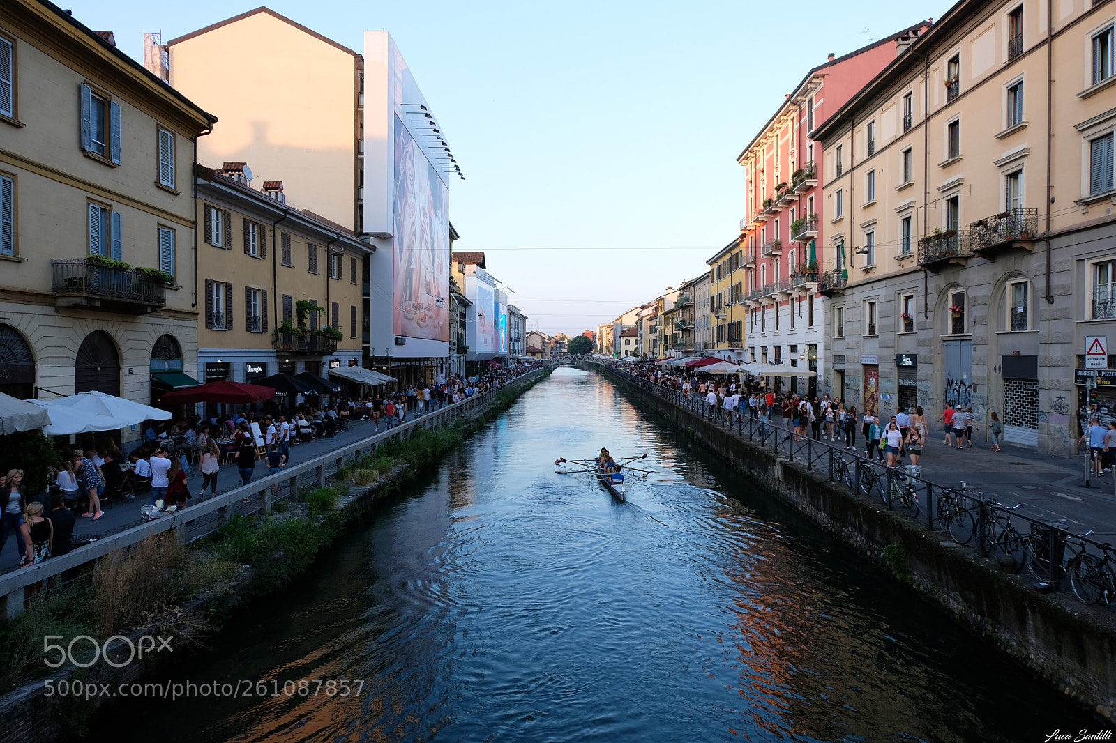 Fujifilm X-T20 sample photo. Vogatori nel naviglio grande photography
