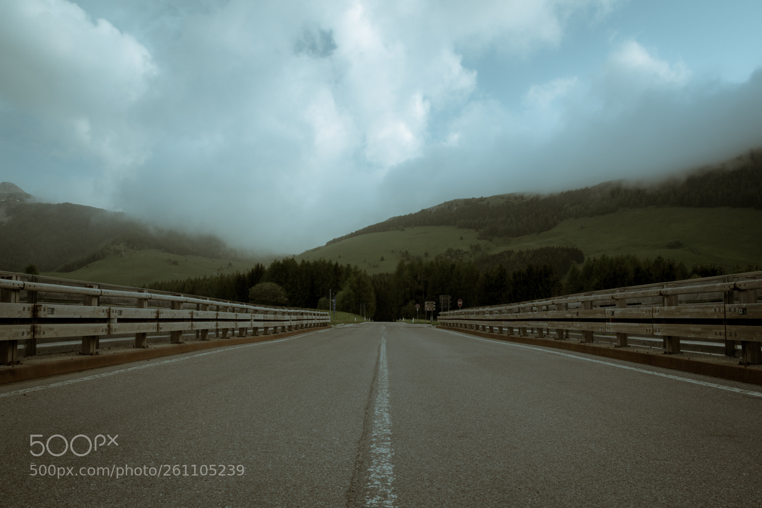 Canon EOS 700D (EOS Rebel T5i / EOS Kiss X7i) sample photo. On the road photography