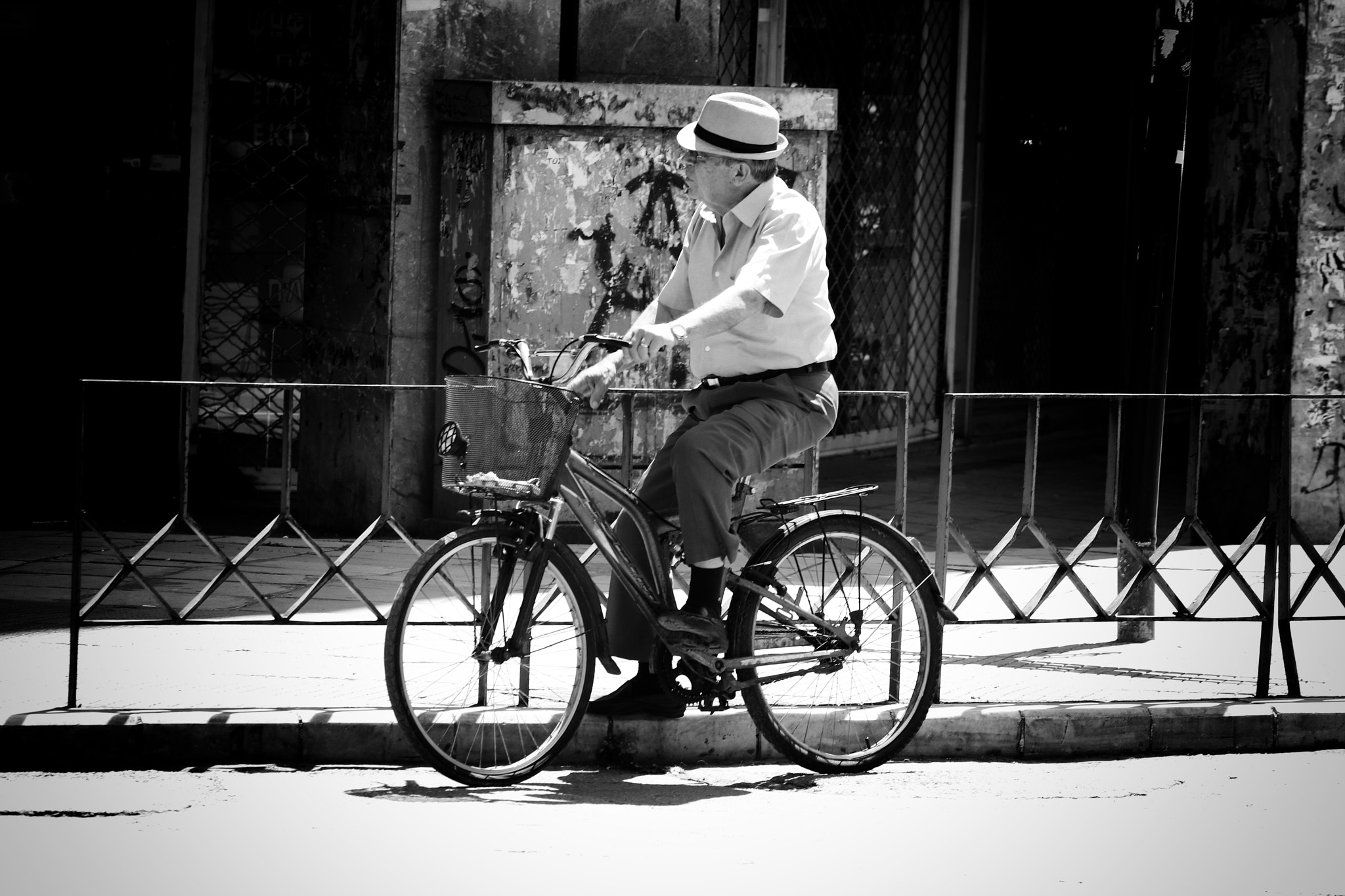 Canon EOS 800D (EOS Rebel T7i / EOS Kiss X9i) sample photo. Bike commuting with style photography