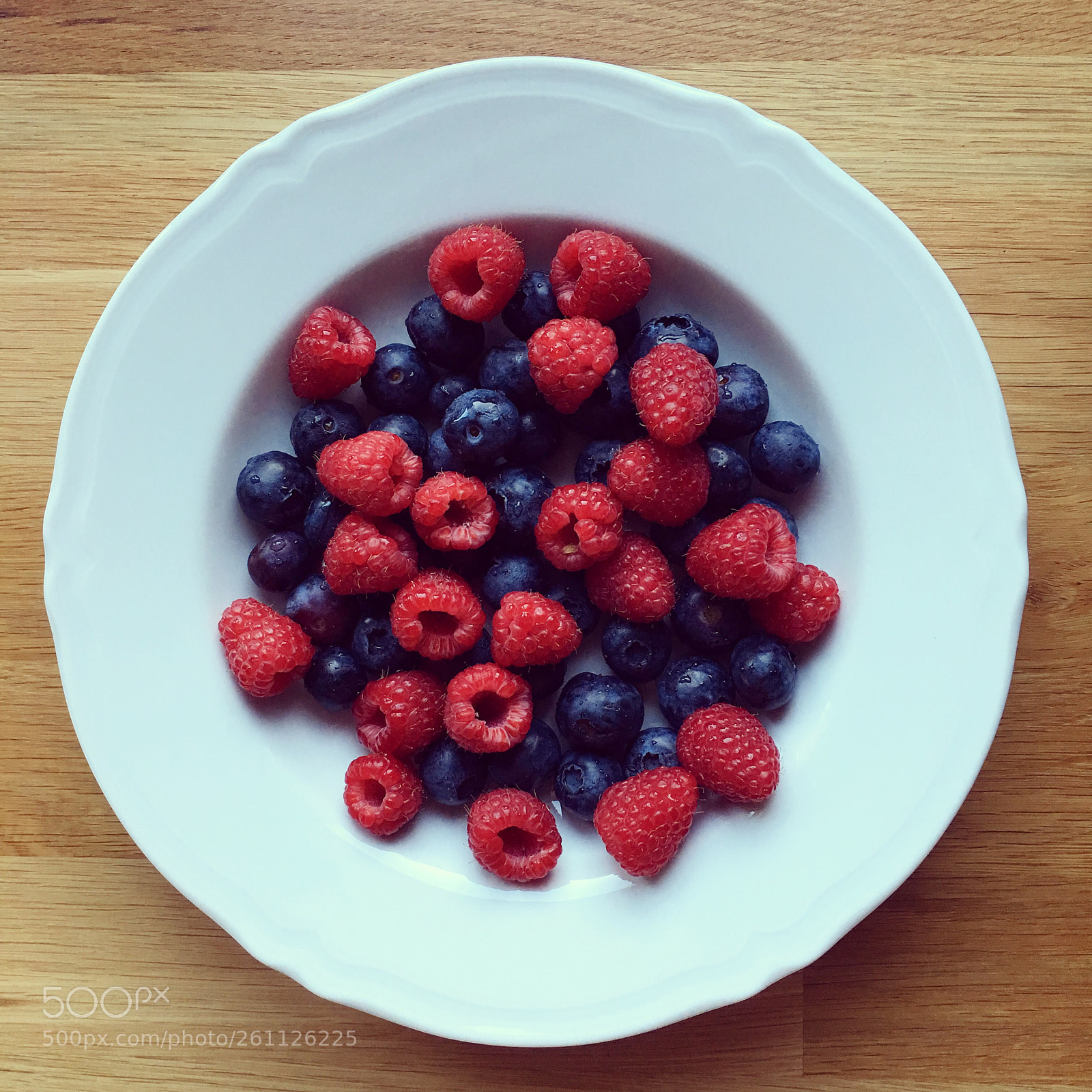 Apple iPhone 6s Plus sample photo. Raspberries plate photography