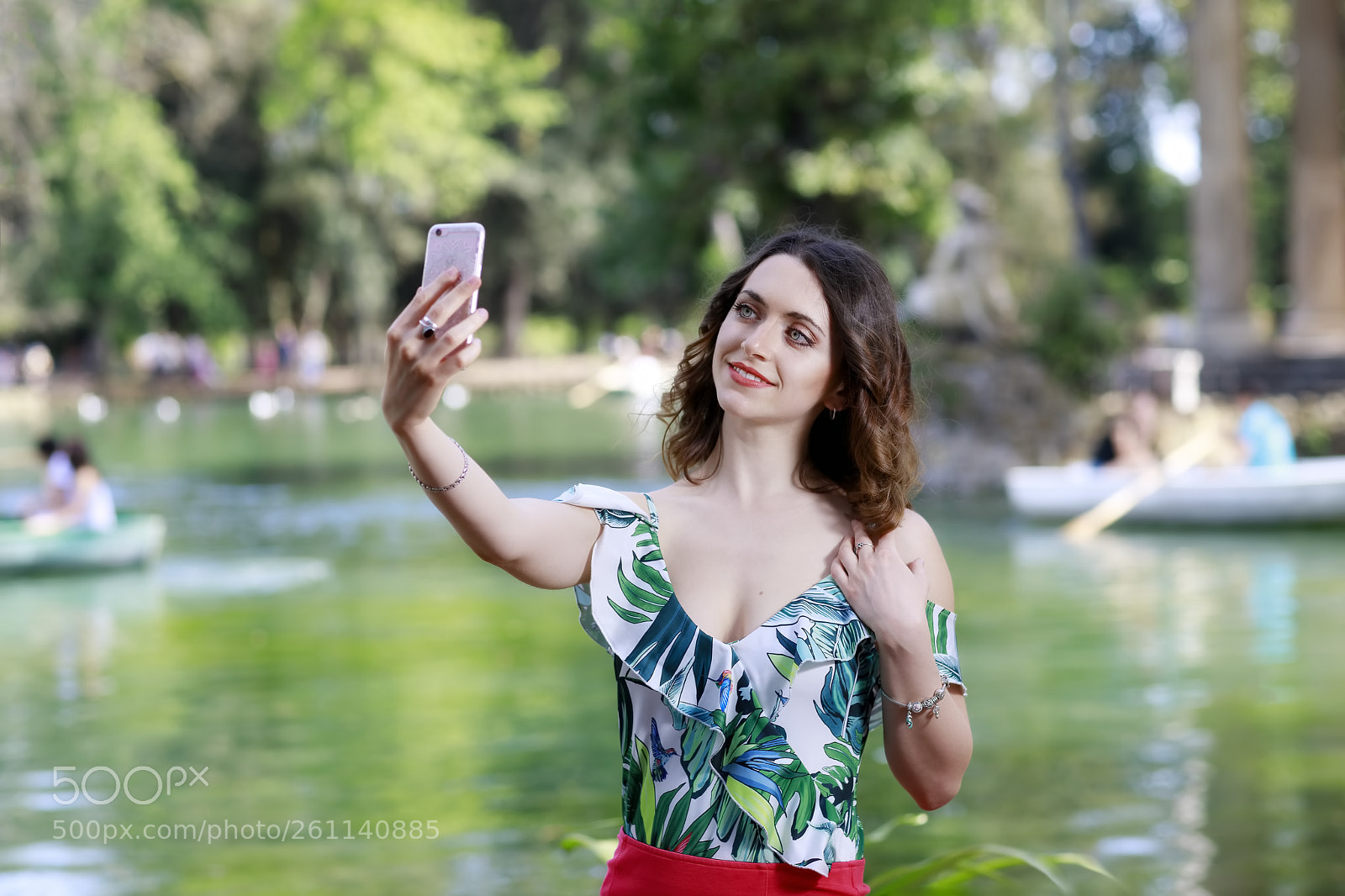 Canon EOS 5D Mark IV sample photo. Girl take a selfie photography