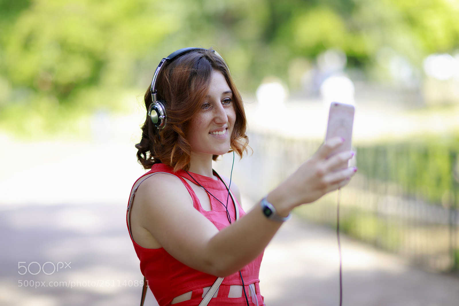 Canon EOS 5D Mark IV sample photo. Young girl using smartphone photography
