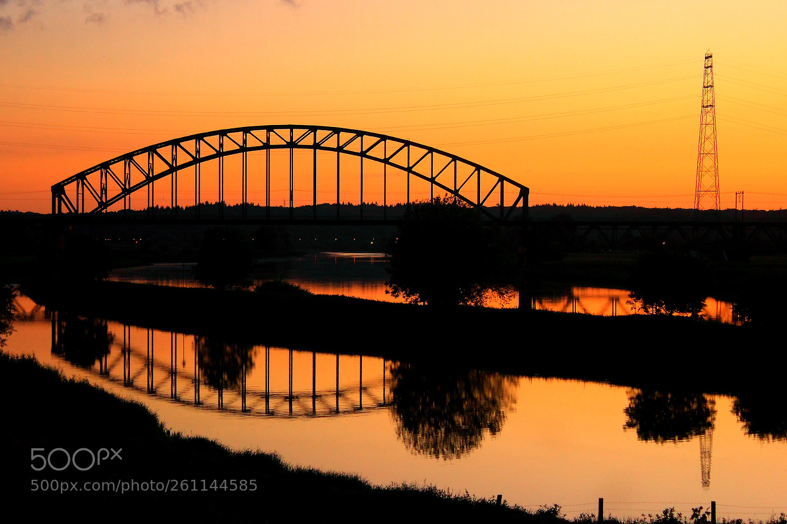 Canon EOS 550D (EOS Rebel T2i / EOS Kiss X4) sample photo. Spoorbrug bij zonsondergang photography