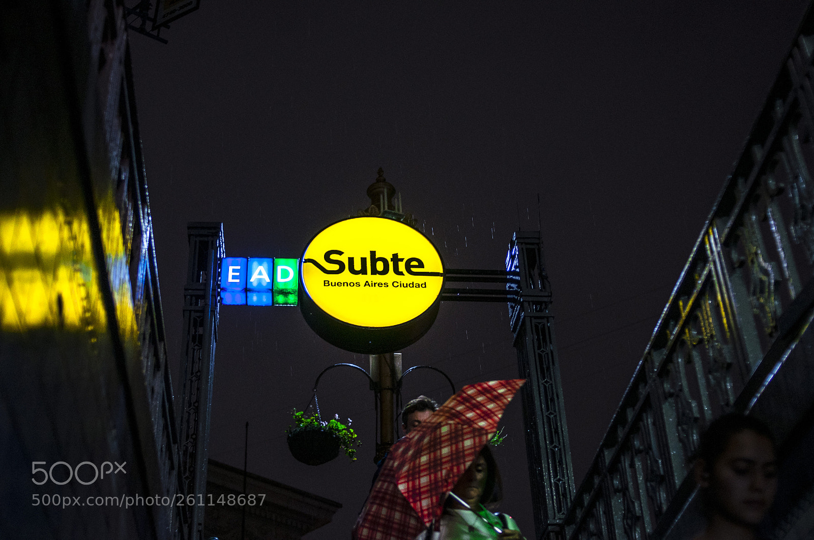 Nikon D90 sample photo. Subte salir saliendo photography