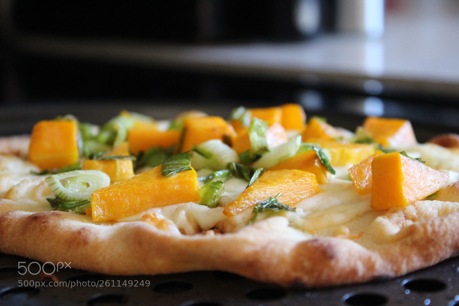 Canon EOS 1200D (EOS Rebel T5 / EOS Kiss X70 / EOS Hi) sample photo. Vegan pizza photography