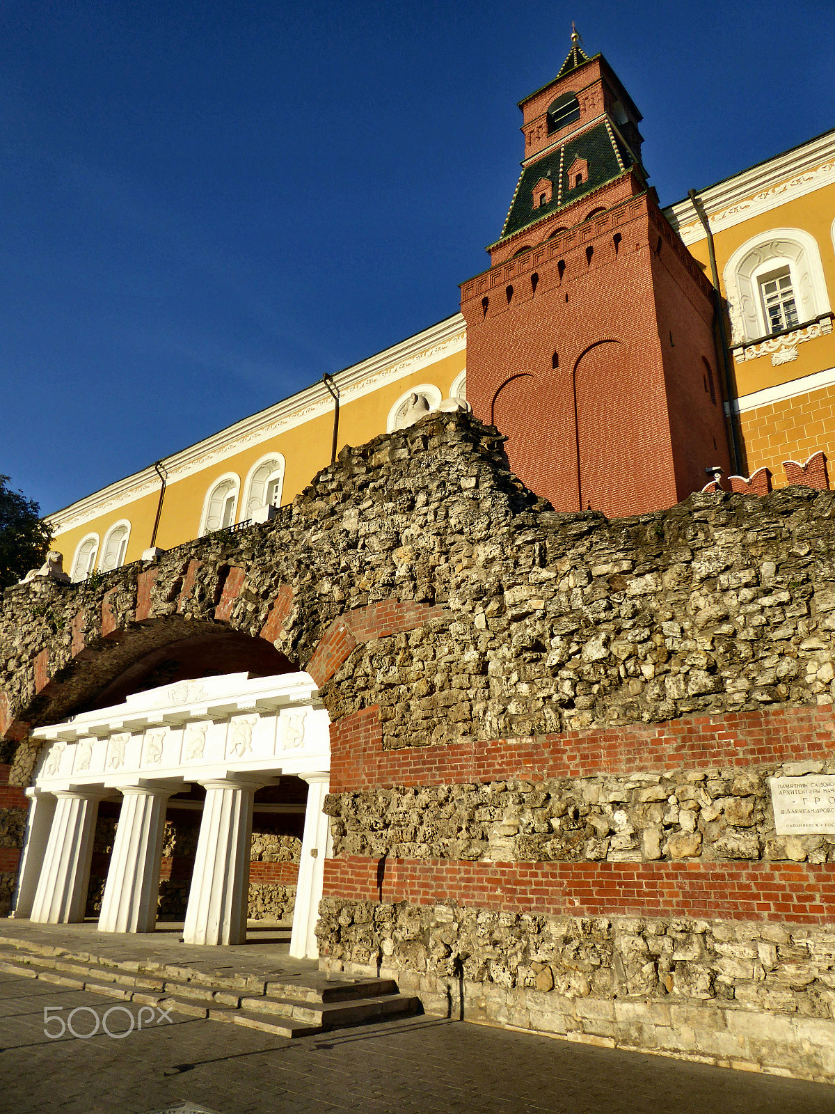 Panasonic Lumix DMC-ZS40 (Lumix DMC-TZ60) sample photo. Moscow kremlin. medium arsenal tower and mainsail photography